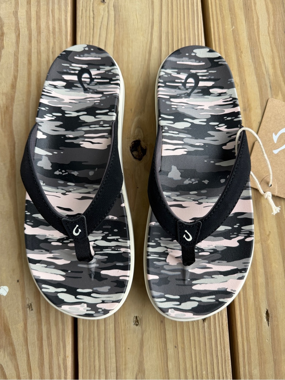 OluKai NU'A PI'O Thong Flip Flop Sandal Women's Sz 8 Black Camo